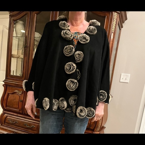 Black Cape Rex Rabbit Fur Rosettes No Sleeves One Size Elegant Roses - Picture 2 of 8